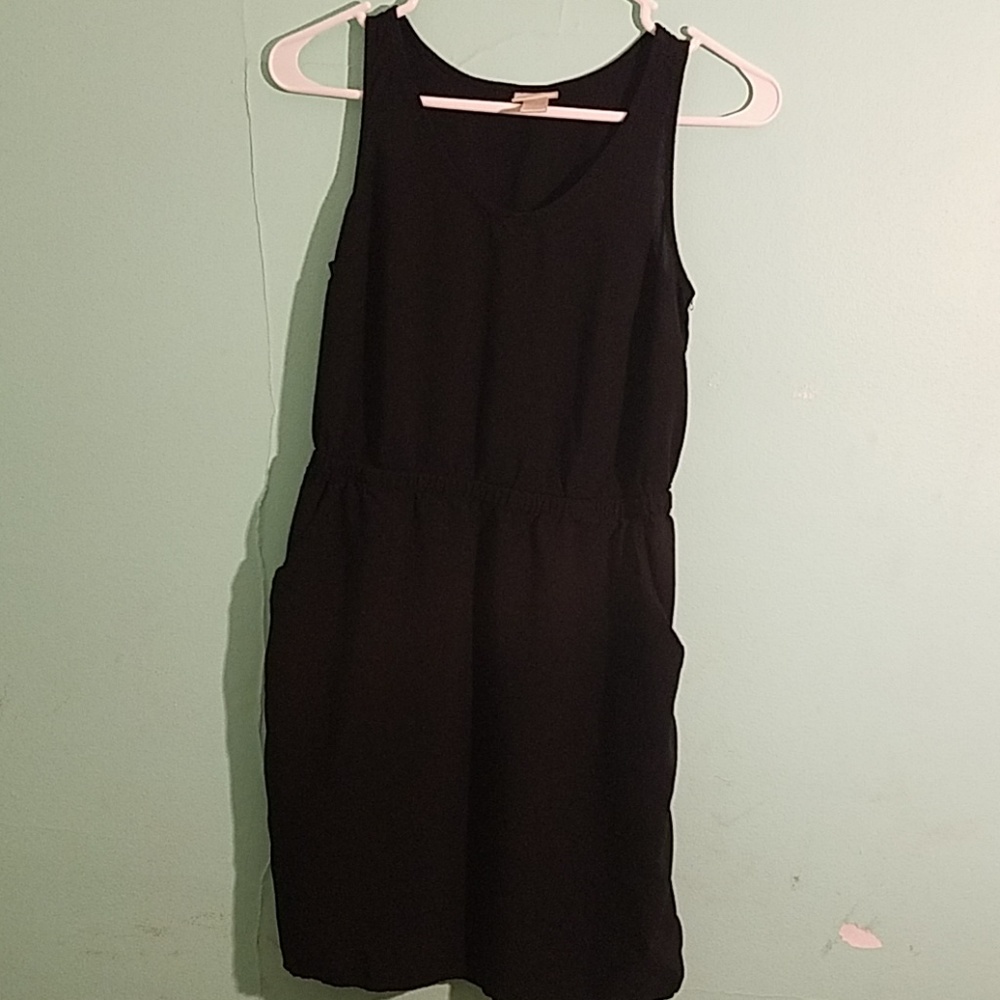 Black mini dress with pockets and keyhole